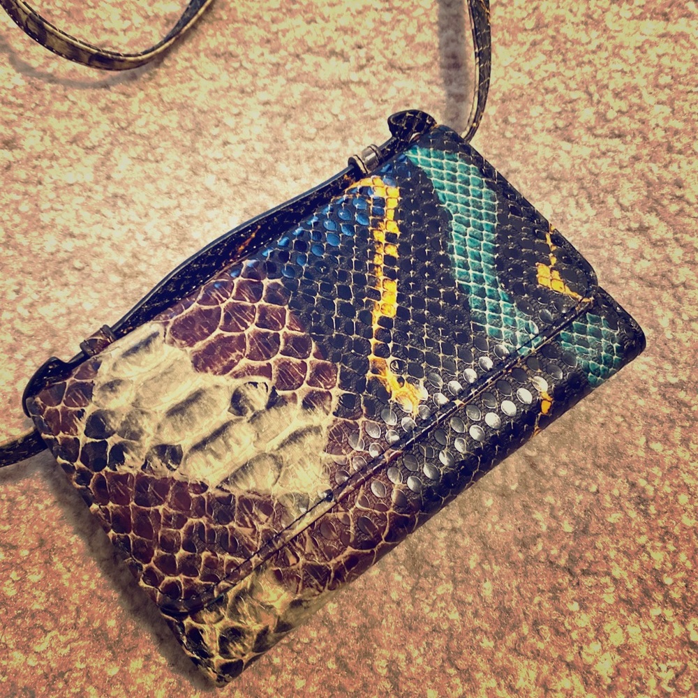 UO snakeskin crossbody wallet w detachable strap